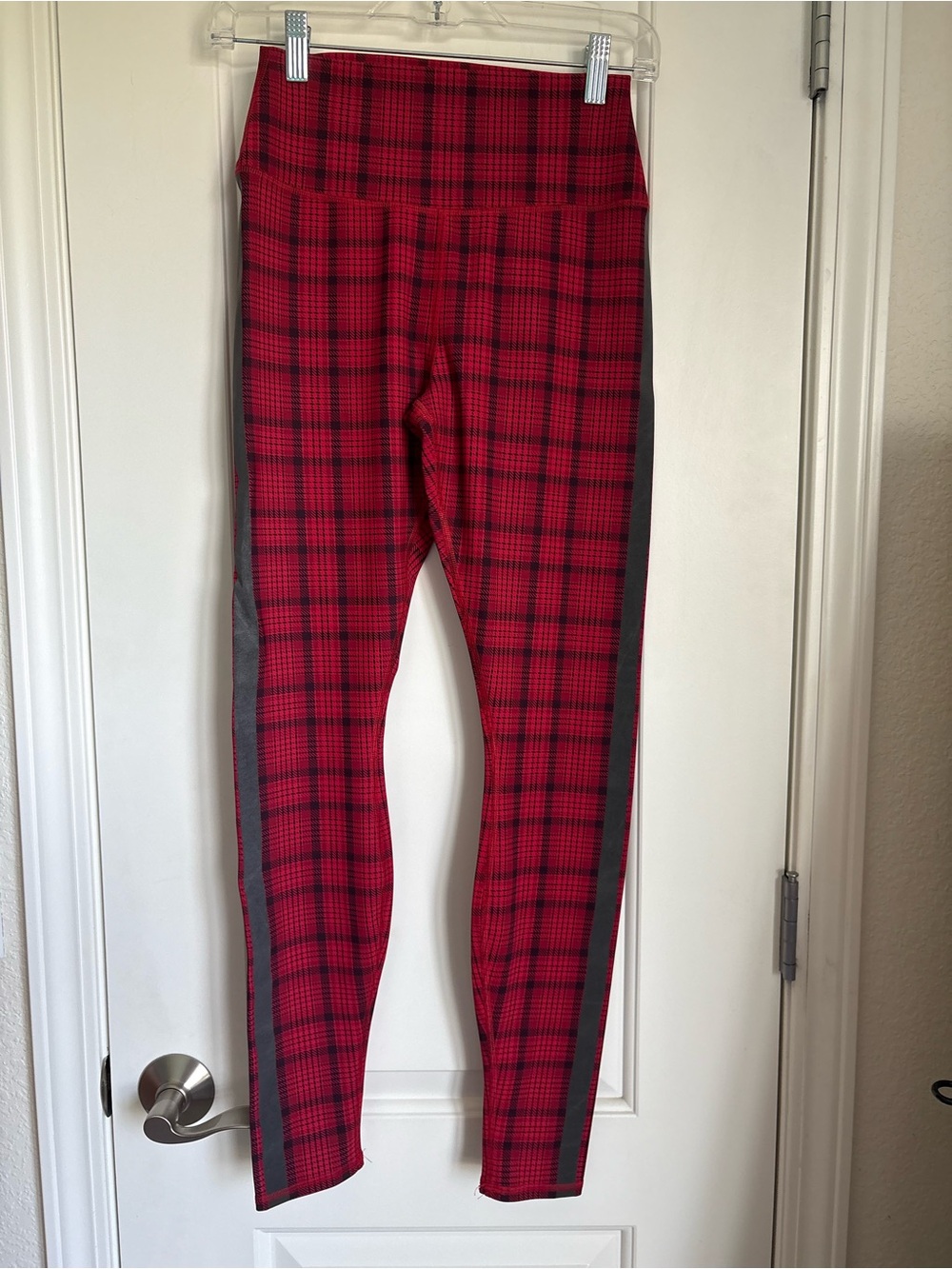 Alo Yoga Women’s Occasion Plaid Active Leggings Red & Black Tartan Plaid - S